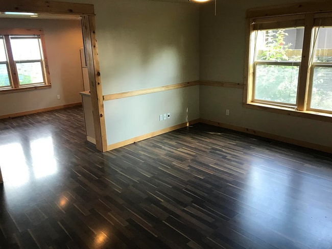 Building Photo - 312 NE 4th St