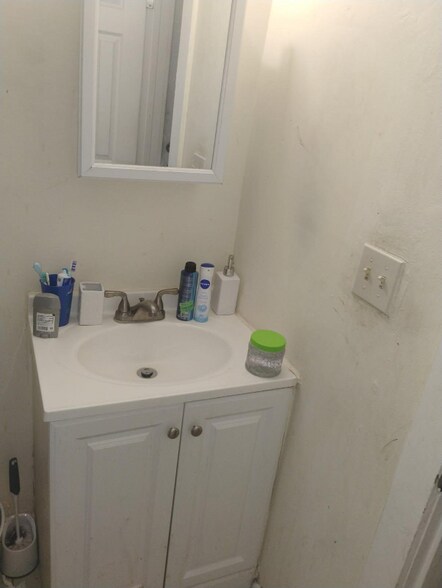 Building Photo - 13 Poplar Pl