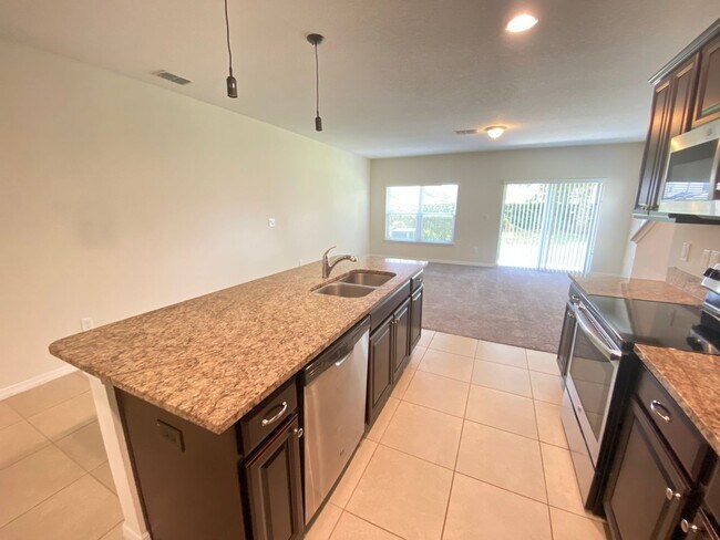 Building Photo - Beauiful Townhome in Tuscany Place. This is an end unit.  Brand new carpet. Ready to move in!