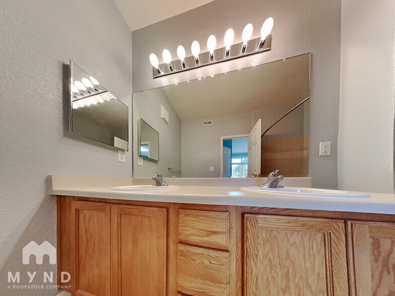Building Photo - 5723 N Gibralter Way