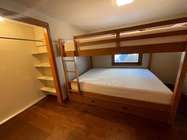 Building Photo - Immediate Move In- Fully Furnished Short T...