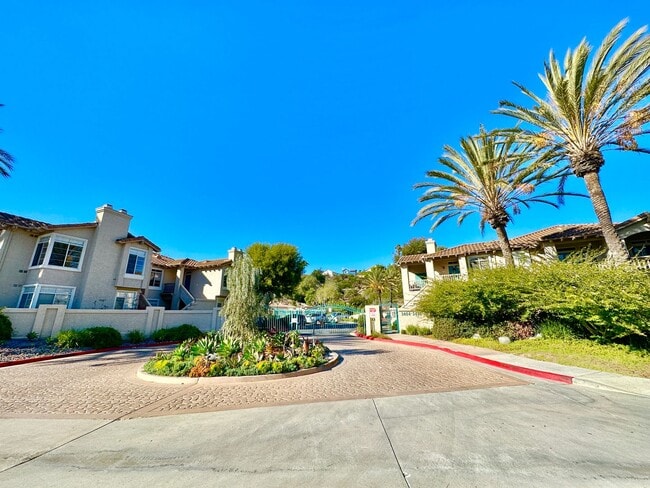 Building Photo - Beautiful Upstairs Condo Unit in the Priva...