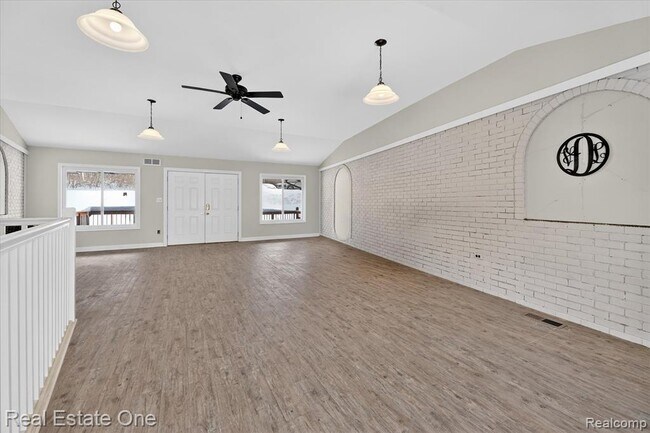 Building Photo - 874 N Main St