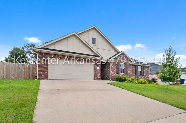 Building Photo - Spacious 3 Bedroom Home with Fireplace & Fenced Backyard in Siloam Springs