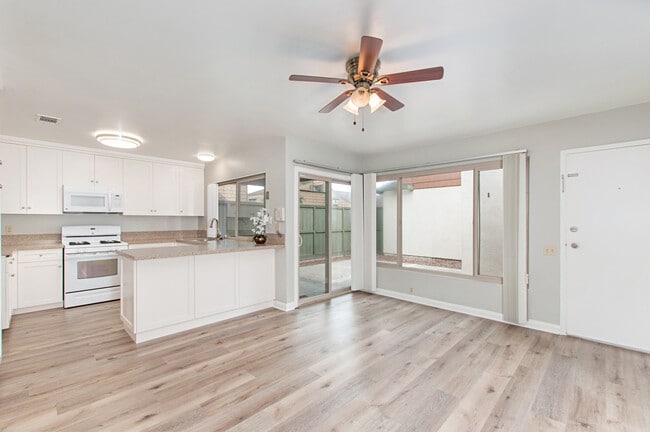 Building Photo - 3 Bedroom, 2 Bath 1374sf Detached condo in Mesa Village 92126.