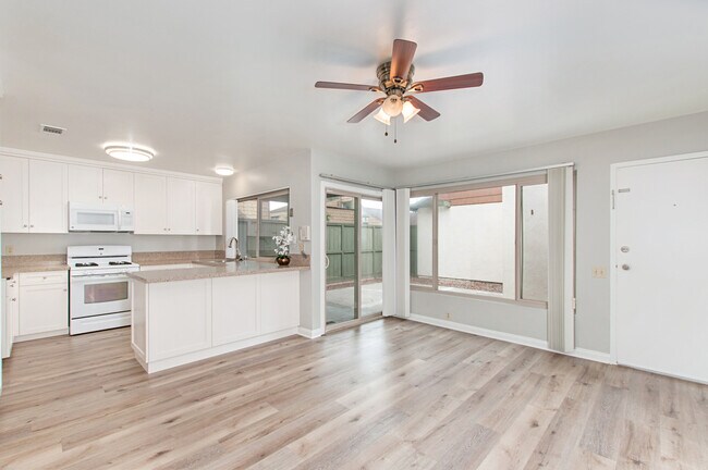 Building Photo - 3 Bedroom, 2 Bath 1374sf Detached condo in...