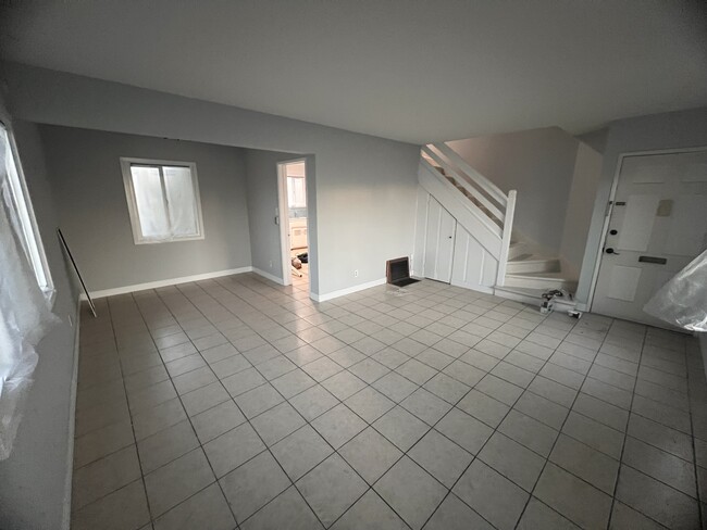 Building Photo - 2402 Schoolside Ave