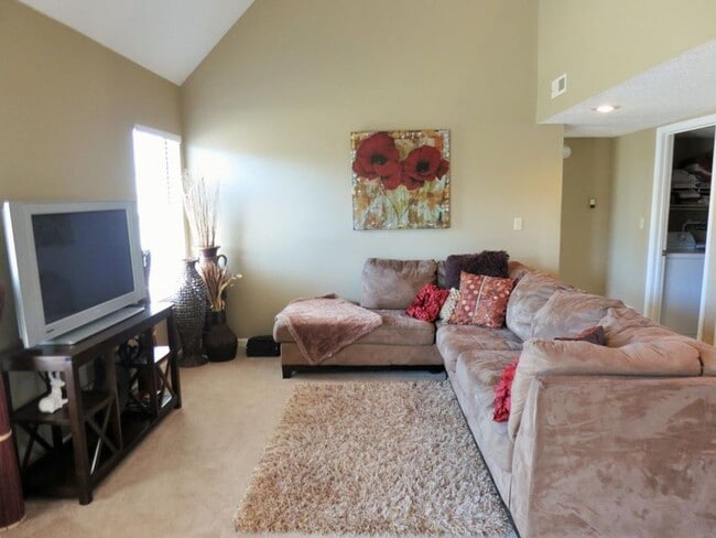 Building Photo - 3604 Churchill Dr