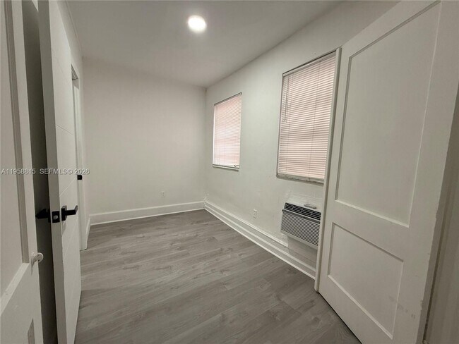 Building Photo - 1560 SW 5th St