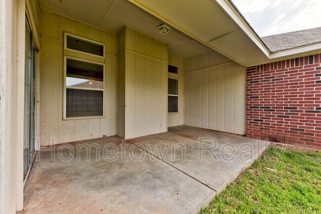 Building Photo - 720 E Elder Ln