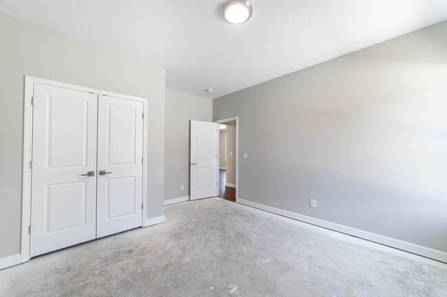 Building Photo - 220 Green Meadows Cir