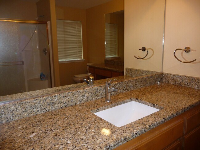 Building Photo - Spacious, West Salem Home
