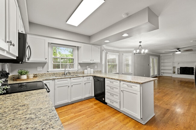 Building Photo - 2152 Sallee Dr