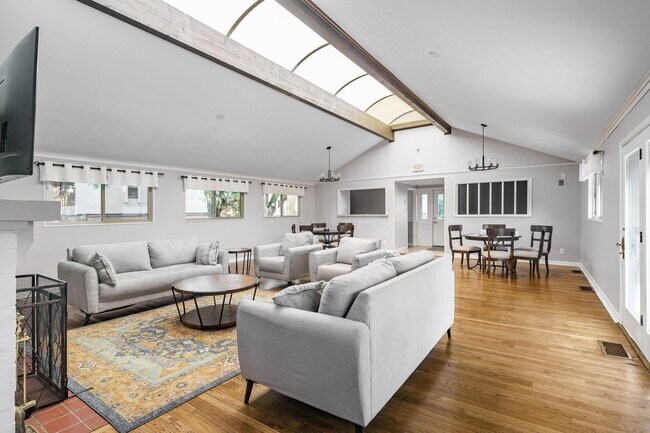 Building Photo - 1865 Willoway Cir N