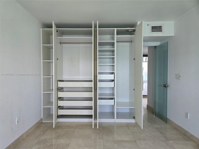 Building Photo - 800 Claughton Island Dr