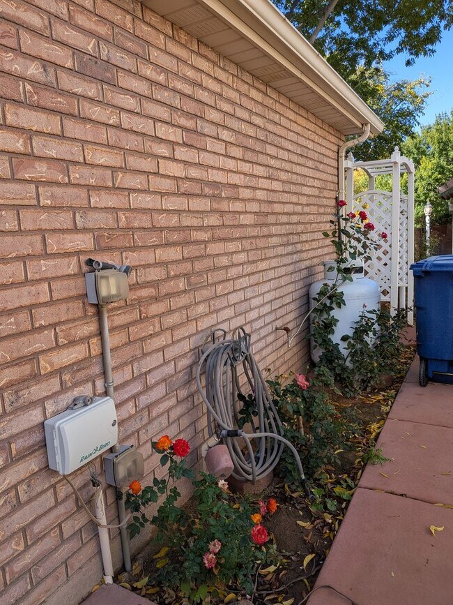 Building Photo - Low-Maintenance Living in the Heart of St. George