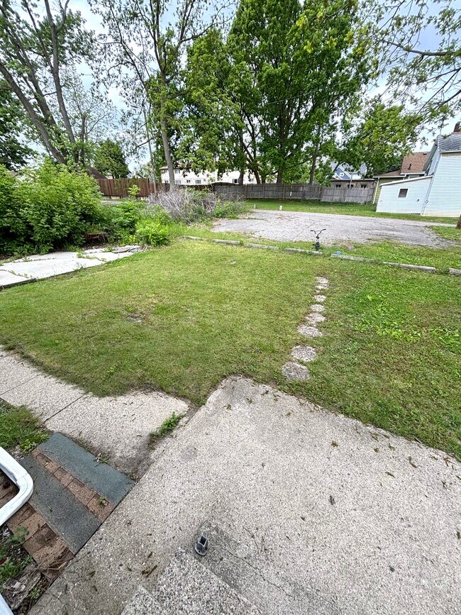 Building Photo - 829 N Walnut St