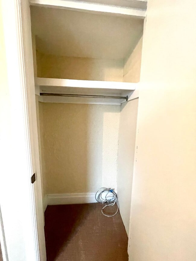 Building Photo - Large House with A/C, deck, updated kitchen, laundry, pet friendly September 1st