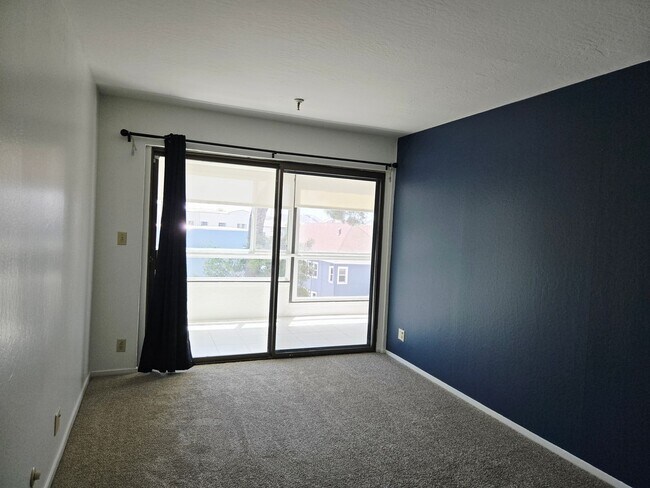 Building Photo - Top Floor Condo Unit