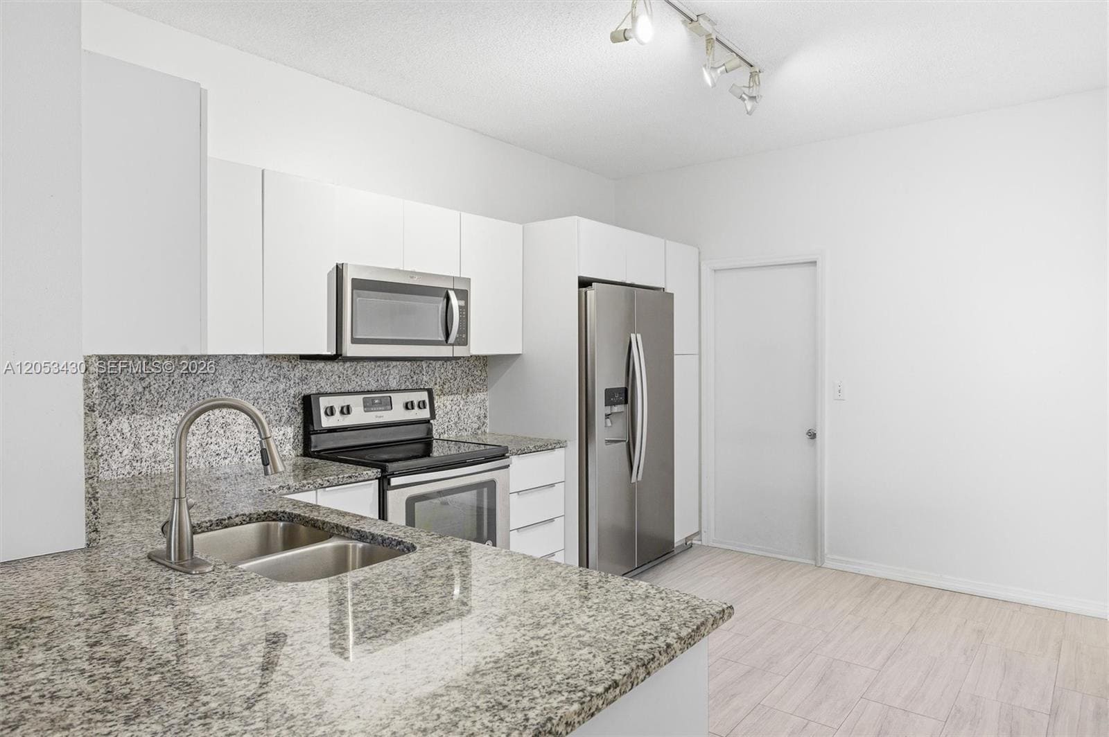 Building Photo - 2066 Madeira Dr