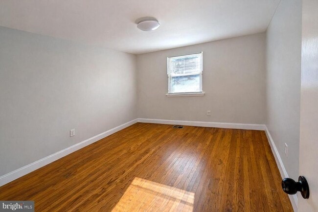 Building Photo - 605 W Market St