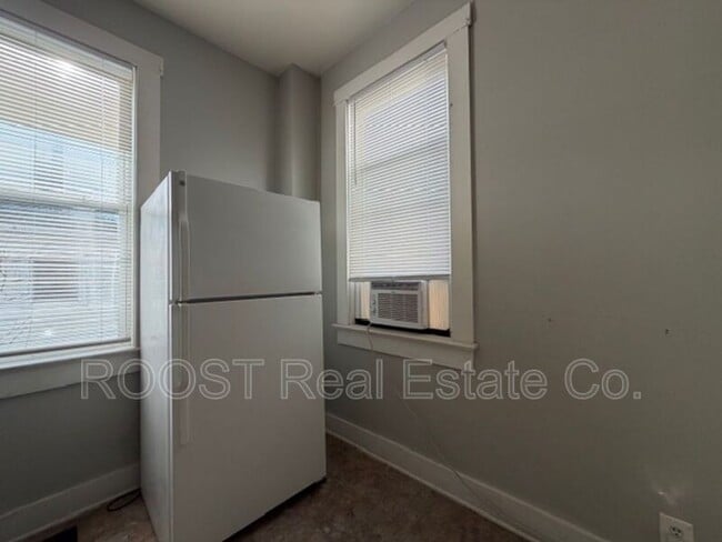 Building Photo - 902-904 1/2 S Limestone St.