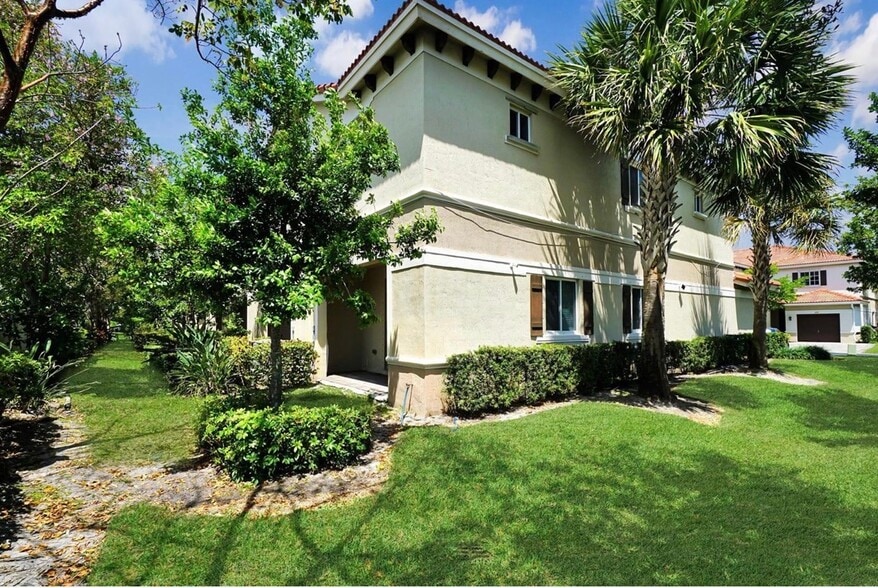 Building Photo - 378 NE 47th Pl