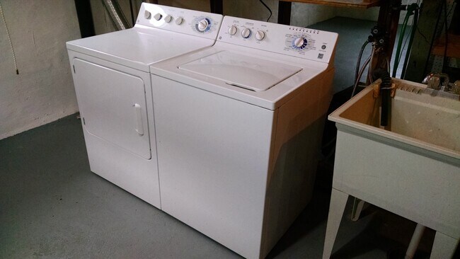 Washer/Dryer included - 2413 B Ave NE