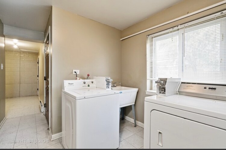 Building Photo - 1227 E Long Valley Dr