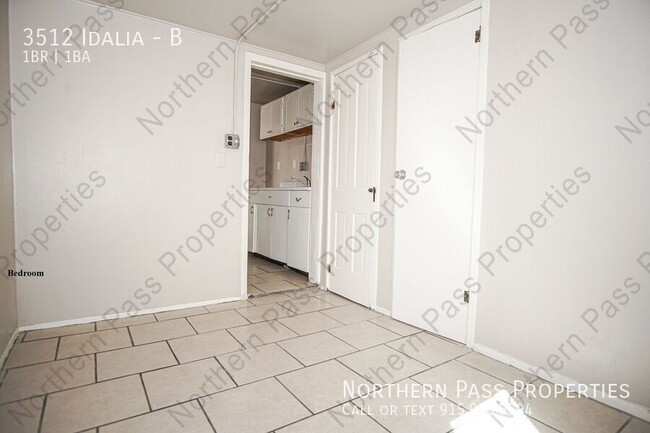 Building Photo - 1 BDR Duplex with Private Entrance!