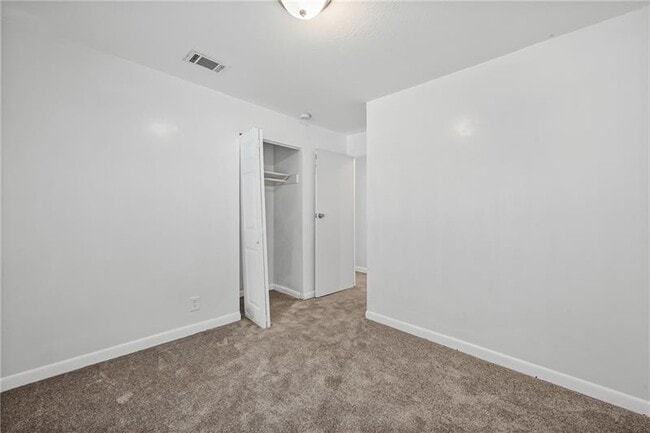 Building Photo - 305 Banberry Dr SE