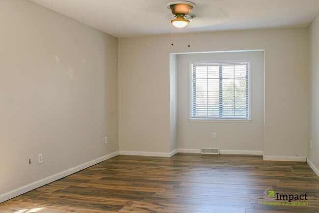 Building Photo - 8586 E Lakeview Dr