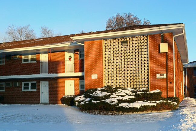 Building Photo - Holiday Lane Condominiums