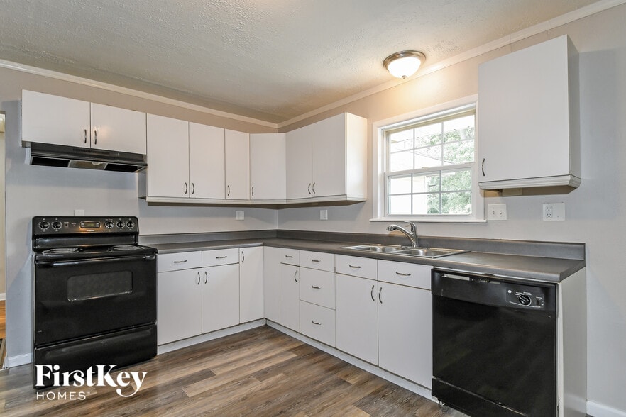 Building Photo - 240 Maple Dr