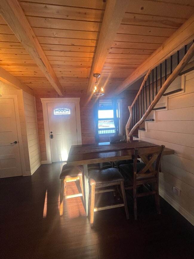 Building Photo - Amazing custom built Alaskan Log home acro...