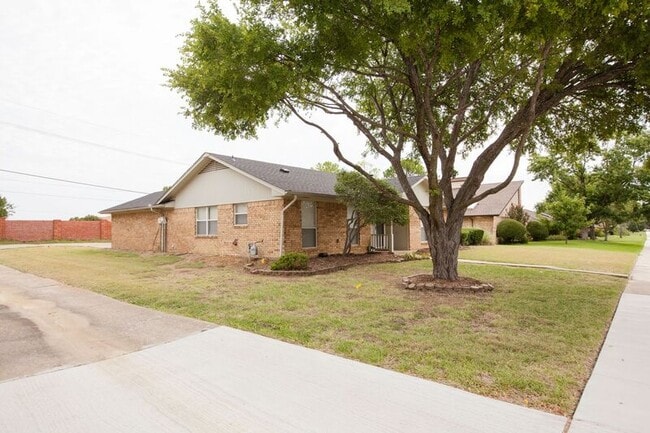 Building Photo - 1535 Rocky Point Dr