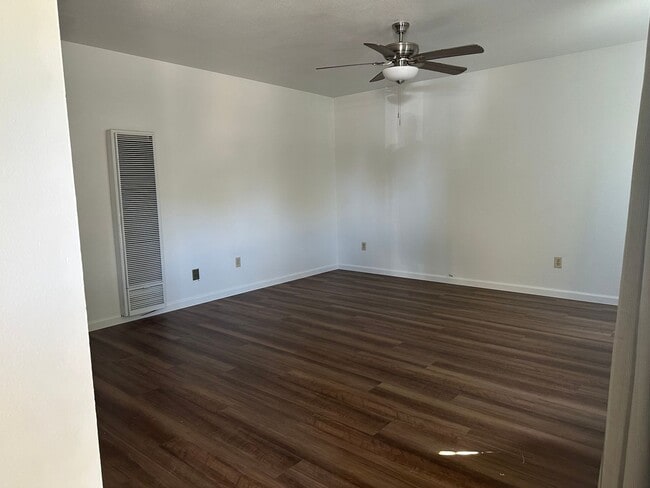 Building Photo - New LVP & Carpet! Great Anderson location!