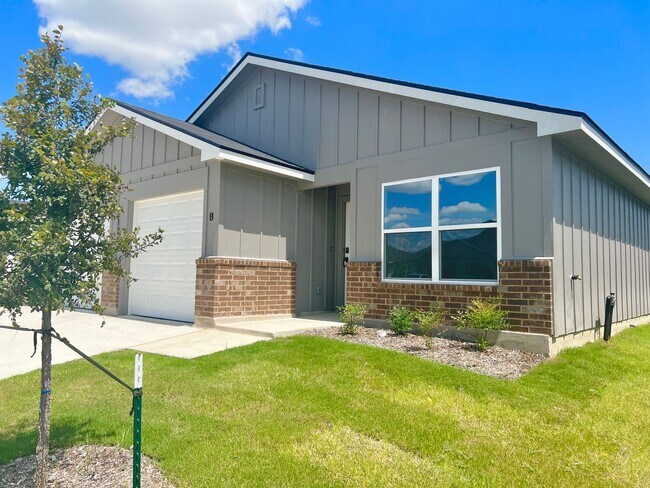 Primary Photo - ** NEW / BEAUTIFUL / SPACIOUS / MODERN **
