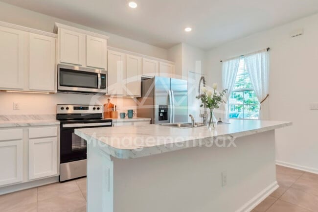 Building Photo - 8369 Zenith Cir