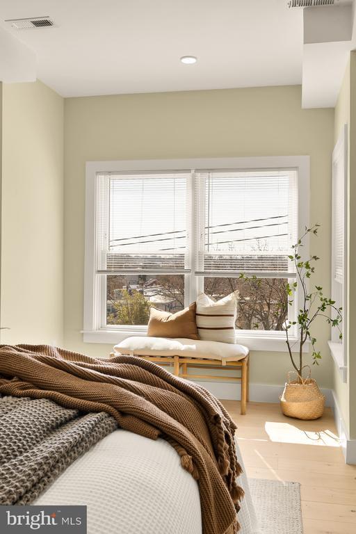 Building Photo - 927 Kennedy St NW