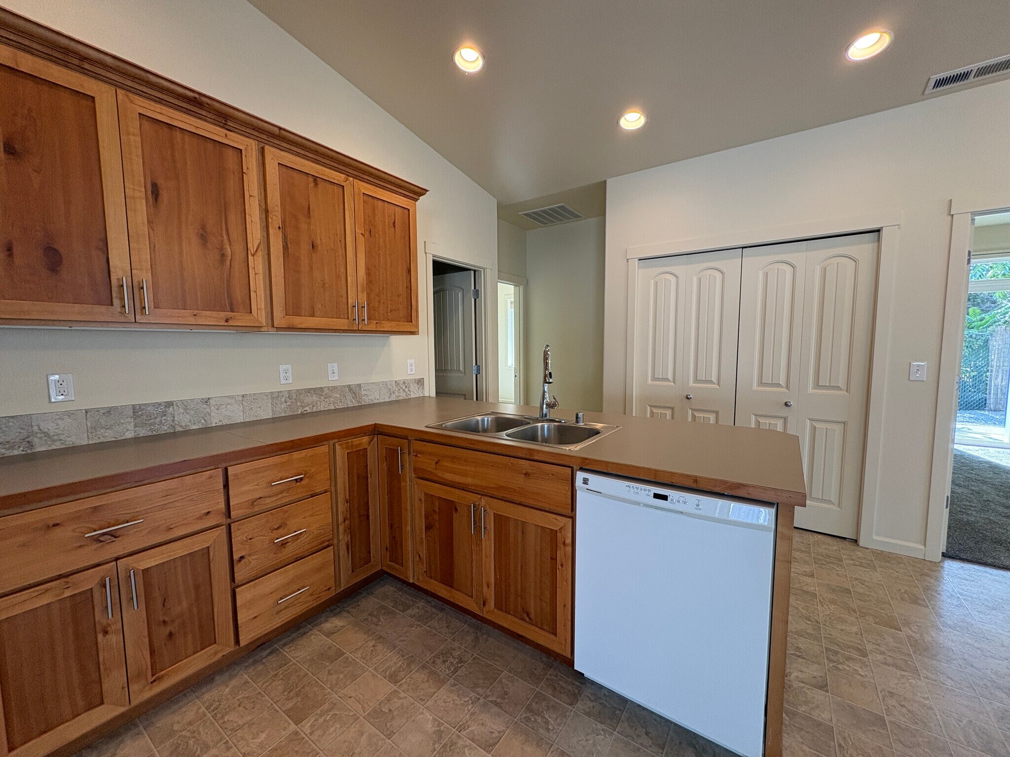 Building Photo - 1419 Springwater Ave