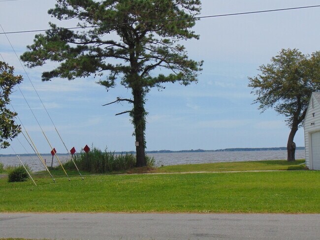 Building Photo - Water-Front Living