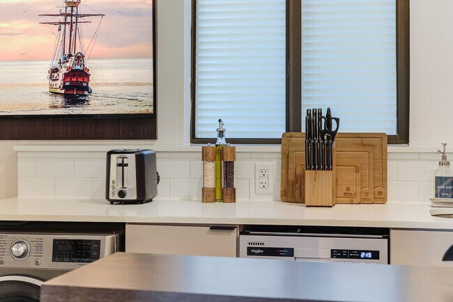 Building Photo - 3031 NE 4th Ave