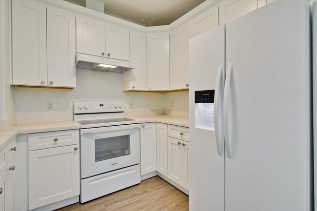 Building Photo - Excellent 2 Bed 2 Bath Condo - Completely Remodeled!