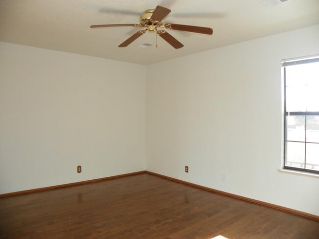 Building Photo - 839 Country Club Dr SE