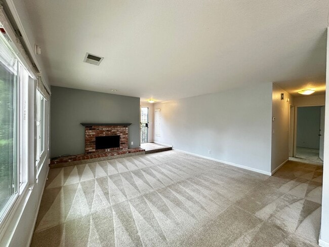 Building Photo - Single Story townhome, water/sewer paid by...