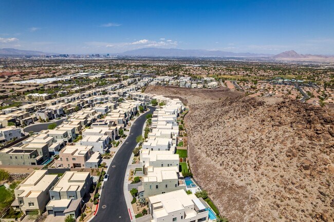Building Photo - Luxury Rental with Mountain Views in Gated Henderson Community