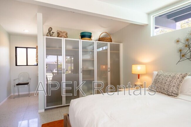 Building Photo - 2204 W Acacia Rd