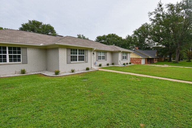 Building Photo - Lease Takeover Opportunity Available! 3 Be...