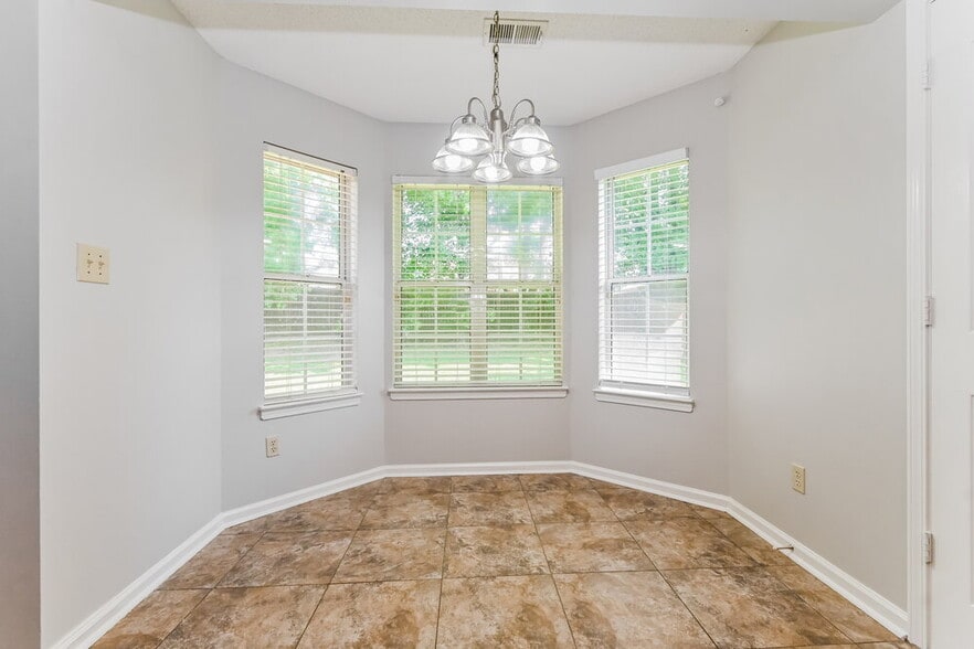 Building Photo - 4258 Ravenwood Dr N